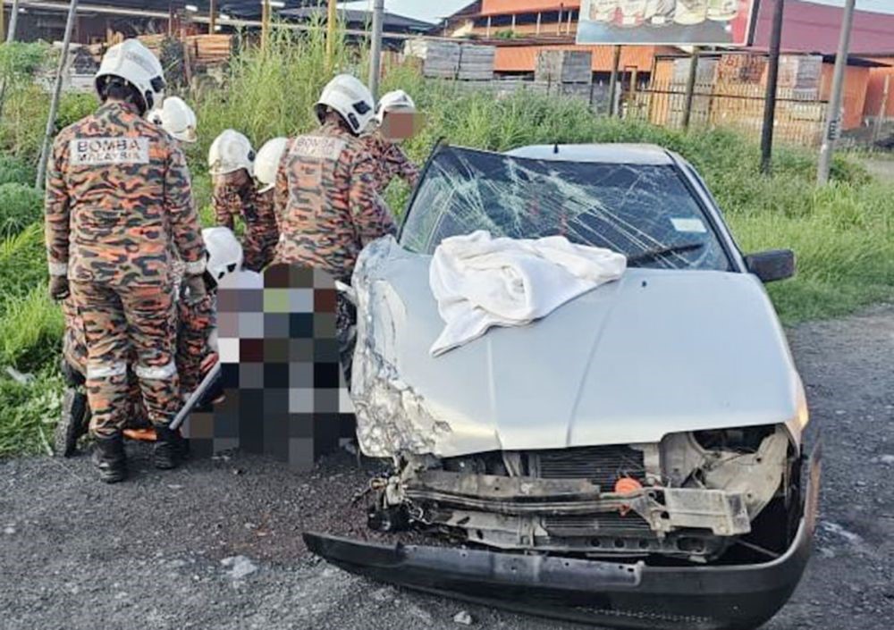 Kereta bertembung dengan lori 10 tan, pemandu kereta cedera