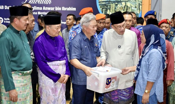 Anwar, Hajiji santuni mangsa kebakaran Kampung Numbak